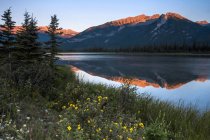 Montañas reflejadas en el lago - foto de stock