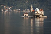 Iglesia en isla en Bahía de Kotor en Montenegro . - foto de stock