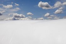 Grande lona de plástico cobrindo ao ar livre sob céu nublado . — Fotografia de Stock