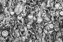 Massa de latas de alumínio processadas na fábrica de reciclagem, quadro completo . — Fotografia de Stock