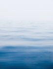 Wasseroberfläche des ruhigen und klaren Sees — Stockfoto