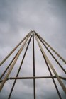 Nahaufnahme einer Tipi-Struktur aus Holz unter bedecktem Himmel. — Stockfoto