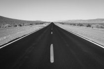 Сліди шин по дорозі в пустелі чорний рок, штат Невада, США — стокове фото