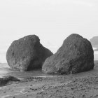 Boulders of rock formation on Ruby Beach, Olympic National Park, Washington, EE.UU. . - foto de stock