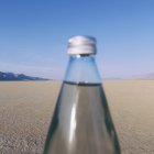 Nahaufnahme einer Wasserflasche in der Landschaft der schwarzen Felswüste in Nevada — Stockfoto