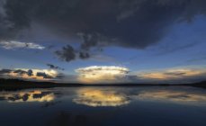 Nuvens que refletem na água calma do lago Kenosee no Canadá . — Fotografia de Stock