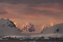 Sonnenuntergang über der bergigen Landschaft der Antarktis. — Stockfoto