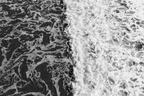Superfície de surf de água do oceano com bolhas, quadro completo — Fotografia de Stock