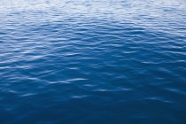 Blaues Seewasser mit kleinen Wellen, Vollbild. — Stockfoto