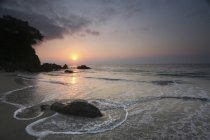 Pôr do sol sobre praia rochosa e promontório em Puerto Vallarta, México . — Fotografia de Stock