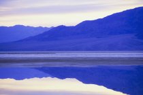 Flooded salt flats at dawn and Panamint Mountains in distance, Mojave Desert, California — Stock Photo