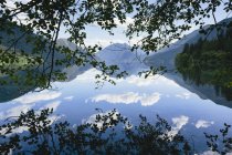 Cielo e nuvole che si riflettono a Lake Crescent, Washington, Stati Uniti — Foto stock