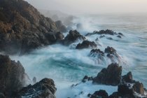 Vagues s'écrasant contre le rivage rocheux sur la côte de l'océan Pacifique . — Photo de stock