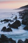 Olas estrellándose contra la costa rocosa en la costa del Océano Pacífico . - foto de stock