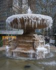 Icicle sospese alla fontana commemorativa congelata Josephine Shaw Lowell a Bryant Park in inverno, New York, USA . — Foto stock