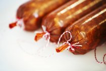 Close-up de três salsichas Chorizo em fundo branco . — Fotografia de Stock