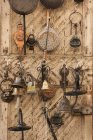 Vintage Toscana metal utensílios domésticos exibidos para venda . — Fotografia de Stock