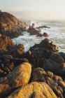 Хвилі і гуркотом проти скелястий берег на узбережжі Тихого океану. — стокове фото