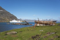 Navio de pesquisa polar perto da costa de Grytviken, na Geórgia do Sul . — Fotografia de Stock