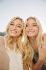 Zwei blonde Teenager-Mädchen am Seeufer, Portrait. — Stockfoto
