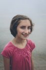 Портрет улыбающейся девочки-подростка у озера . — стоковое фото