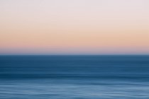 Pazifisches Ozeanwasser in der Abenddämmerung an der oregonischen Küste. — Stockfoto
