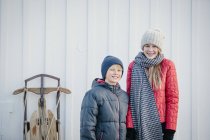 Irmão e irmã lado a lado no quintal do campo no inverno . — Fotografia de Stock