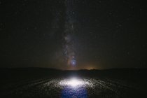 Lumière brillante avec ciel étoilé nocturne dans le désert de Black Rock, Nevada, USA . — Photo de stock