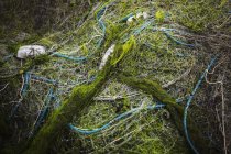 Aufgehäufte Fischernetze mit Schwimmern, voller Rahmen. — Stockfoto
