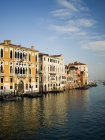 Palazzi alti ed edifici storici che costeggiano il Canal Grande a Venezia . — Foto stock