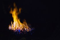 Carvão queimando dentro do forno, close-up . — Fotografia de Stock