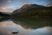 Ruhiges Wasser des Sees und Berge kanadischer Rockies bei Sonnenuntergang. — Stockfoto