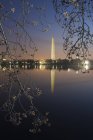 Monumento de Washington ao amanhecer refletindo na água do lago, EUA . — Fotografia de Stock