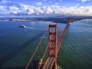 Vue aérienne du Golden Gate Bridge et du paysage dans la baie et la baie de San Francisco, États-Unis . — Photo de stock
