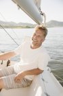 Ritratto di uomo maturo che si rilassa in barca a vela sul lago
. — Foto stock