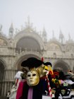 Stall of carnival mask and hats at Piazza San Marco with view of Basilica San Marco, Venice, Italy. — Stock Photo