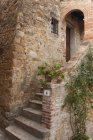 Rustikales Entree in ein traditionelles toskanisches Haus. — Stockfoto