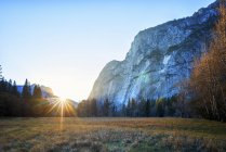 Paysage dramatique et vallée avec falaise escarpée et forêt de pins dans le parc national Yosemite — Photo de stock