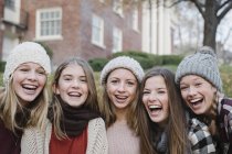 Група з п'яти дівчат-підлітків на відкритому повітрі в вовняних капелюхах і шарфах восени . — стокове фото