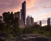 Midtown Manhattan skyline al atardecer con Central Park en Nueva York, Estados Unidos . - foto de stock