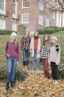 Gruppo di cinque ragazze adolescenti all'aperto in cappelli e sciarpe lanose in autunno . — Foto stock