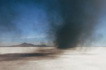 Чорний Дизель дим від гоночний вантажівка Боннвіль Солт-квартири, США. — стокове фото