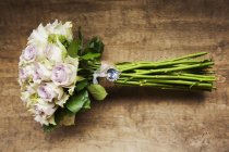 Wedding flower arrangement of pink roses. — Stock Photo