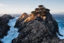 Falaises dramatiques et littoral au crépuscule à la pointe Lobos sur la côte du Pacifique . — Photo de stock