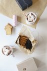 Tassen heißen Kakao mit hausgemachten Marshmallows und süßen Keksen in Papier. — Stockfoto