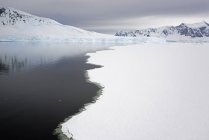 Vue à grand angle de la fonte de la glace de mer au large des côtes de l'Antarctique
. — Photo de stock