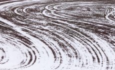 Природний візерунок покритого снігом оброблюваного поля, повна рамка — стокове фото