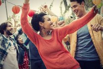 Gruppe fröhlicher Männer und Frauen tanzt auf Party im Freien. — Stockfoto