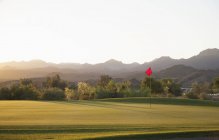 Campo da golf verde con paesaggio montano in Arizona
. — Foto stock
