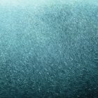 Chorros de aire bajo la superficie de agua azul, marco completo . - foto de stock